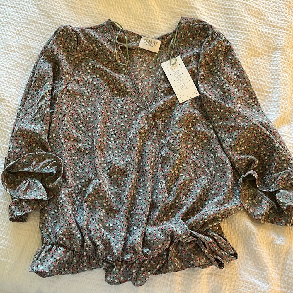 new with tags women’s size large dress up shirt